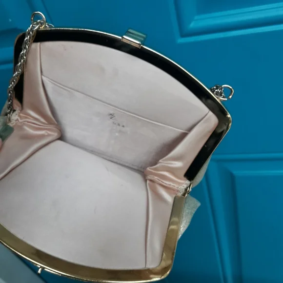 Vintage Purse Gold Lame Kisslock Bag with Chain Link Metal Strap Ornate Clasp - Picture 14 of 16